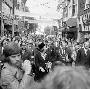 856134 Afbeelding van het publiek in de Lange Elisabethstraat te Utrecht, tijdens de opening van het winkelcentrum Hoog ...